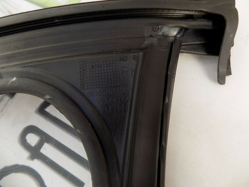MINI CLUBMAN F54 2015-ON FRONT RIGHT WINDOW GUIDE SEAL INNER 7322444