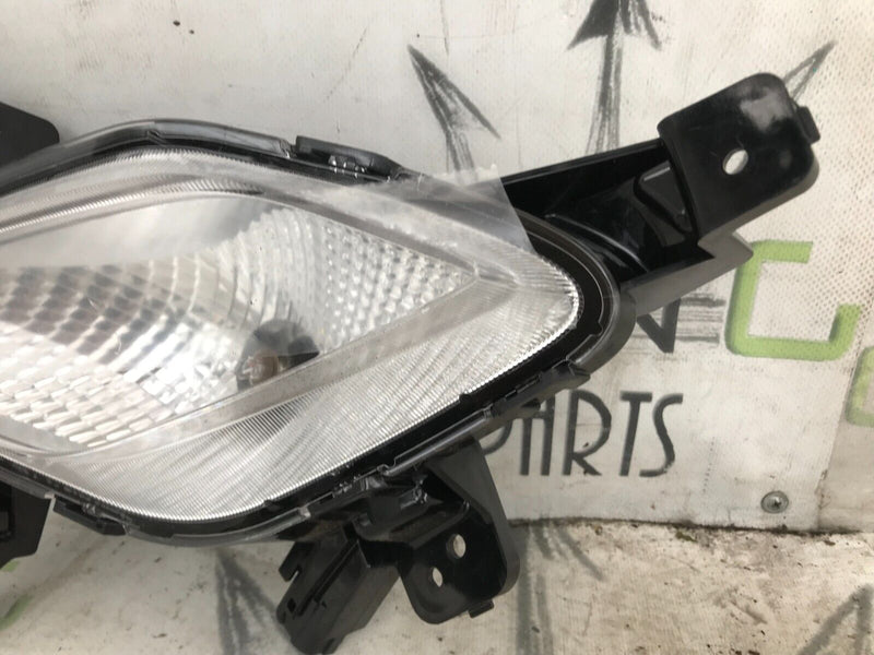HYUNDAI i30 PD T-GDI 2018-ON FRONT BUMPER LEFT FOGLIGHT GENUINE 2PIN 92207-G4200