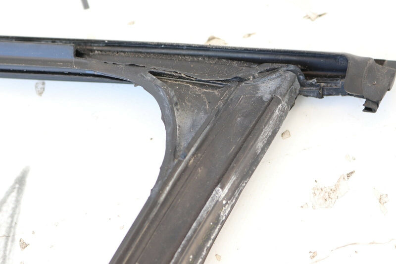 BMW 3 SERIES E91 2005-2013 TOURING FRONT RIGHT WINDOW FRAME + SEAL 7060206