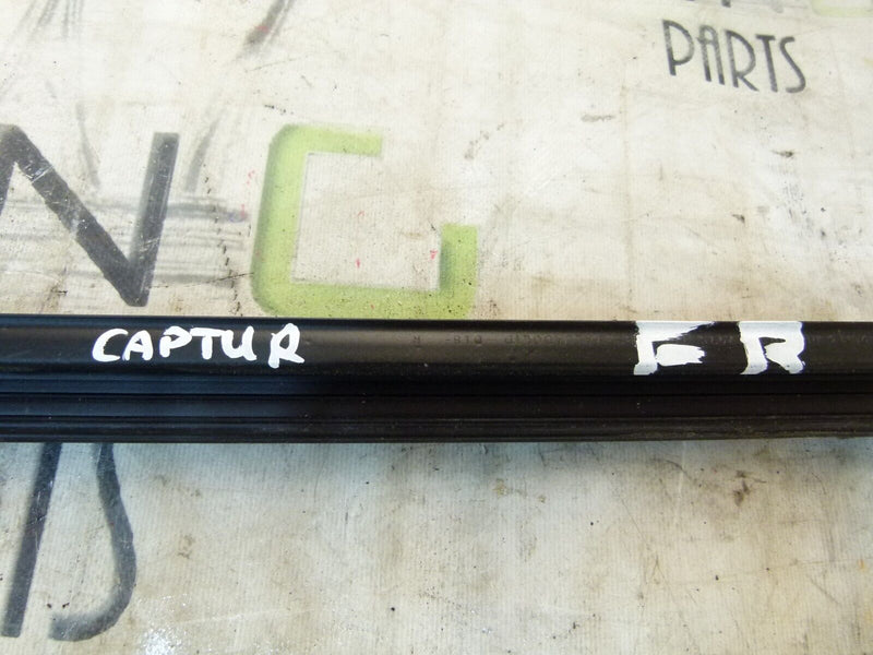 RENAULT CAPTUR 2020-ON FRONT RIGHT DOOR WINDOW GLASS SEAL STRIP 7975