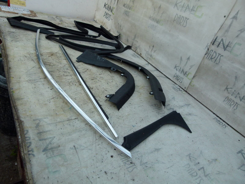 JAGUAR XJ 351 2009-15 FRONT LEFT WINDOW SEALS AND TRIMS GENUINE AW93208B13A