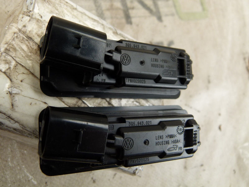 VW SEAT AUDI PAIR OF LICENSE PLATE NUMBER PLATE LIGHTS GENUINE 3G5943021