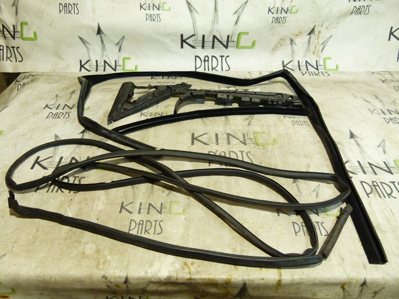 RANGE ROVER SPORT L494 FRONT RIGHT WINDOW RUBBER SEAL GENUINE DK6221596A