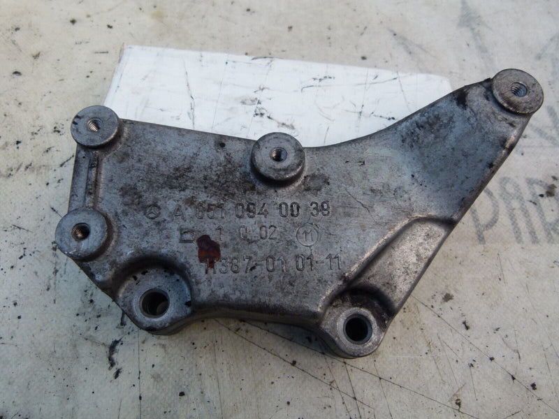 MERCEDES C W204 2007-2011 ENGINE MOUNT BRACKET GENUINE A6510940039