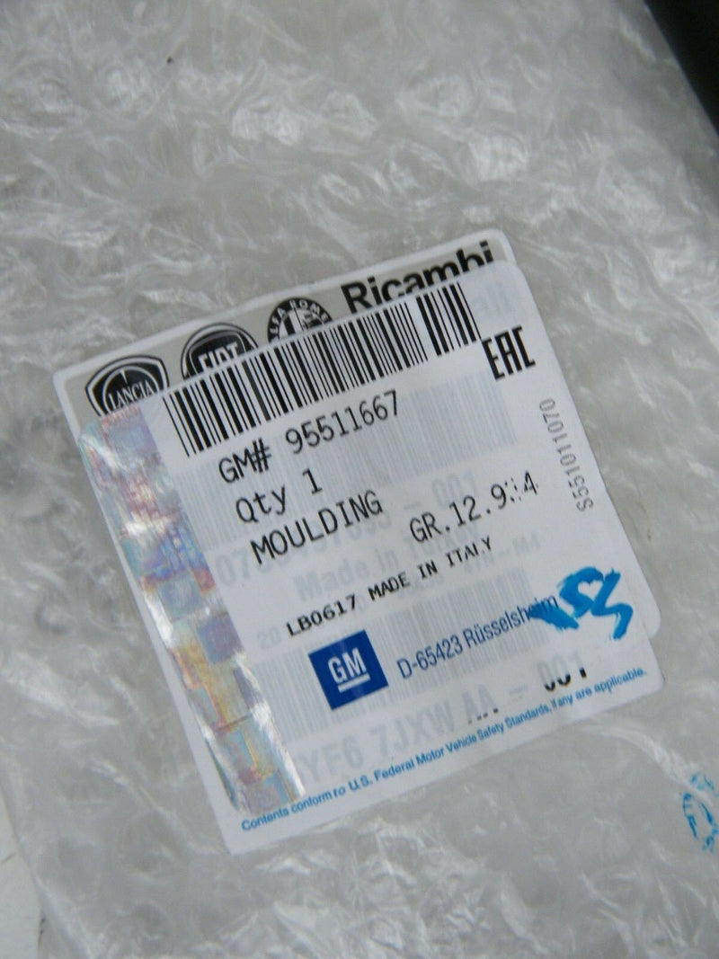 VAUXHALL COMBO D 2012-ON LEFT FRONT DOOR MOULDING TRIM 95511667 NEW (B03-45)