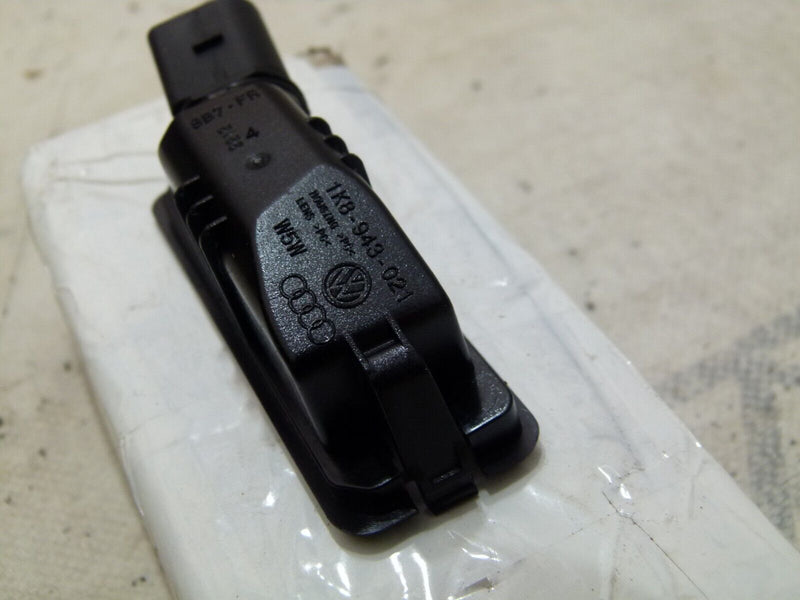 VW GOLF MK6 2008-2012 LICENCE NUMBER PLATE LIGHT GENUINE 1K8943021