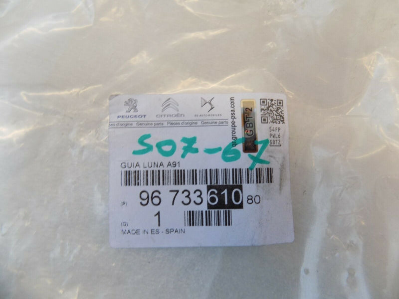 PEUGEOT 208 2012-2019 FRONT RIGHT DOOR WINDOW GUIDE 9673361080 /S07-67