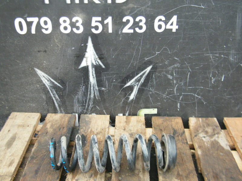 BMW 3 E91 09-11 Estate REAR SUSPENSION SPRING COIL MOUNT COVER BRACKET LEFT SIDE