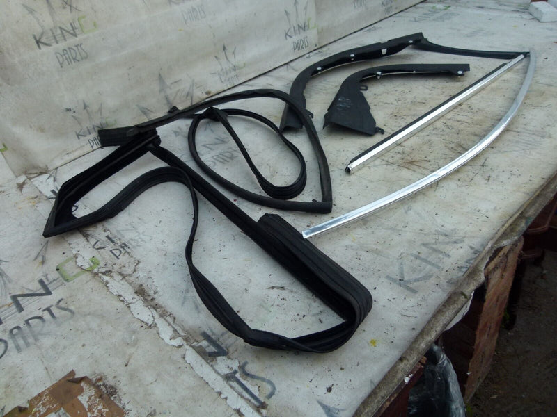 JAGUAR XJ 351 2009-15 FRONT LEFT WINDOW SEALS AND TRIMS GENUINE AW93208B13A