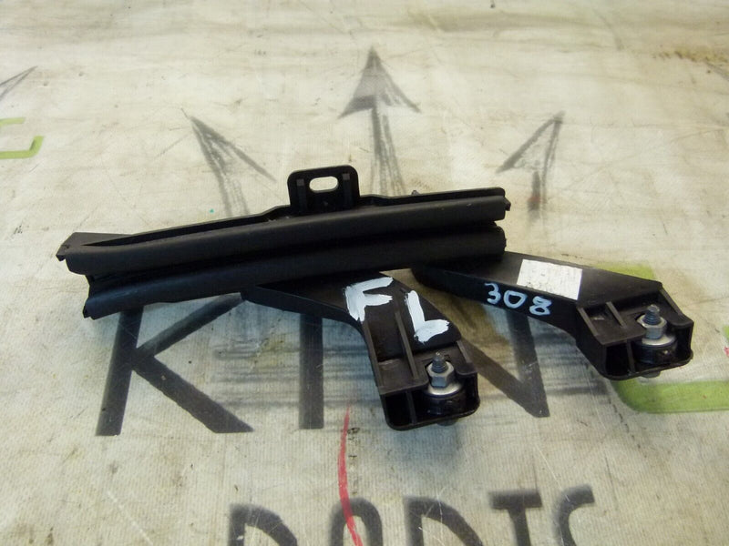 PEUGEOT 308 SW ESTATE 2017-21 FRONT LEFT DOOR GLASS GUIDE 9802148080