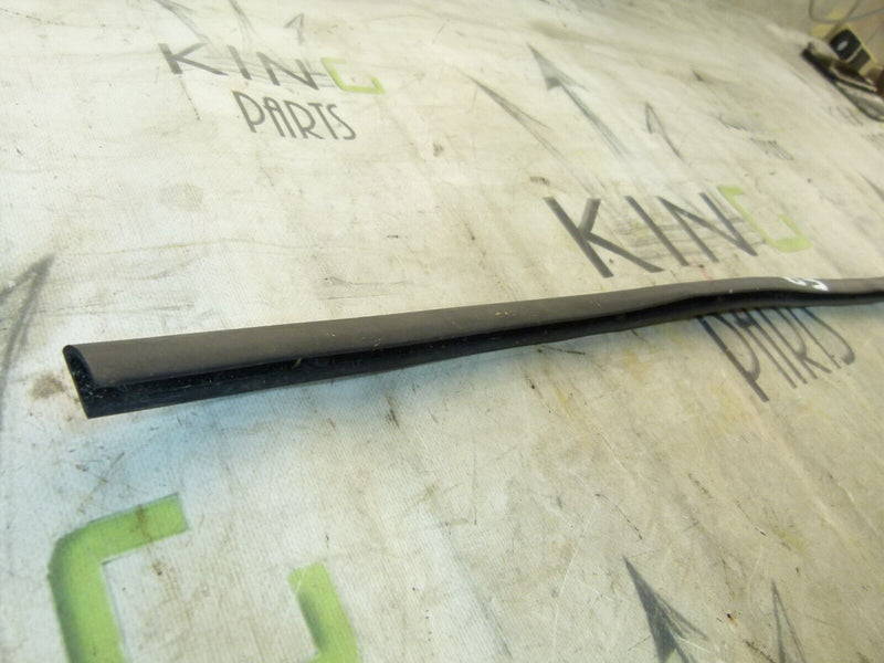 RENAULT CAPTUR 2020-ON FRONT RIGHT DOOR LOWER RUBBER SEAL 808305173R