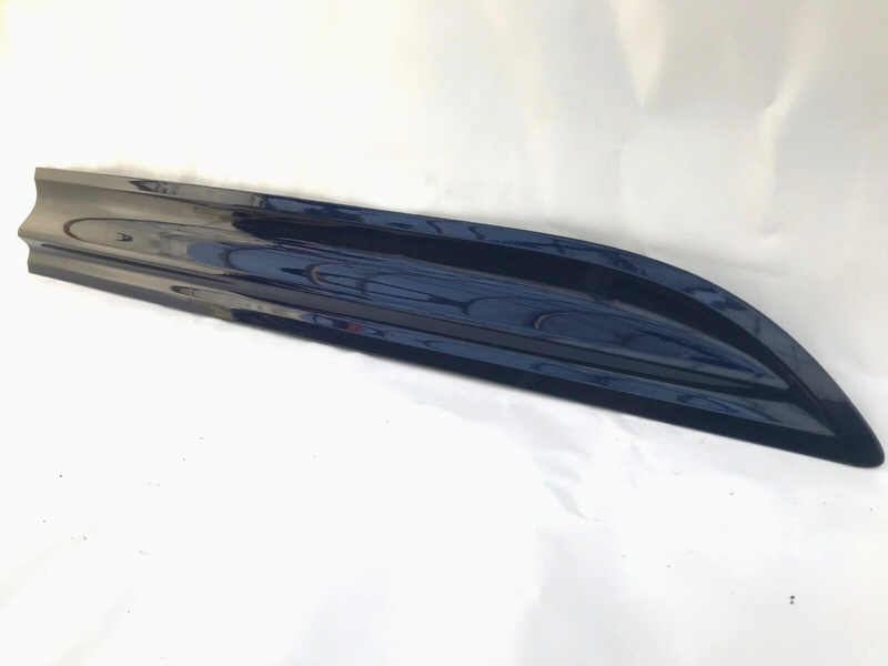 PORSCHE MACAN S T GTS 2022  FRONT DOOR PANEL TRIM MOULDING RIGHT SIDE 95B837890