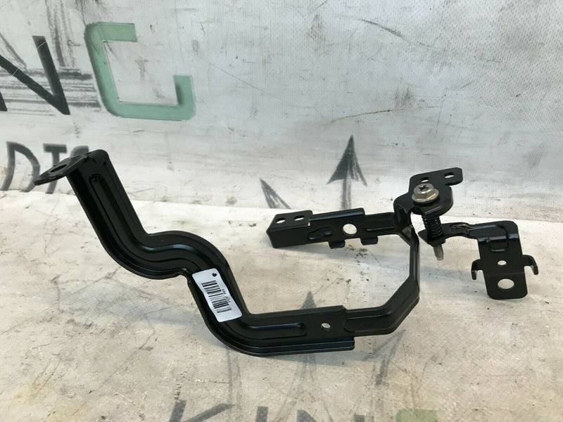 HYUNDAI i30 2017-21 FRONT BUMPER FOG LIGHT HALOGEN BRACKET RIGHT DRIVER SIDE