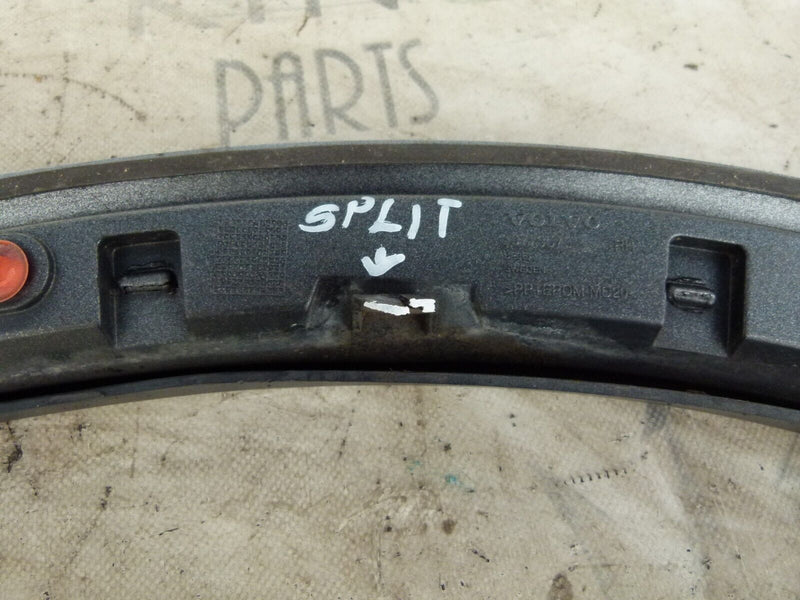 VOLVO XC90 2002-06 FRONT RIGHT WHEEL ARCH TRIM GENUINE 30779578