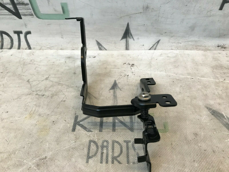 HYUNDAI i30 2017-21 FRONT BUMPER FOG LIGHT HALOGEN BRACKET RIGHT DRIVER SIDE