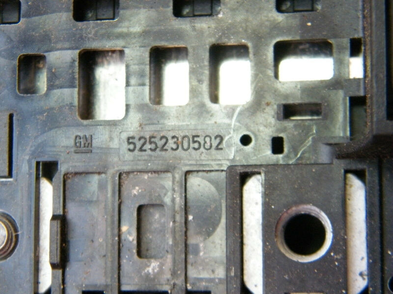 VAUXHALL CORSA E 2014-ON BATTERY TERMINAL CLAMP MODULE 525230582