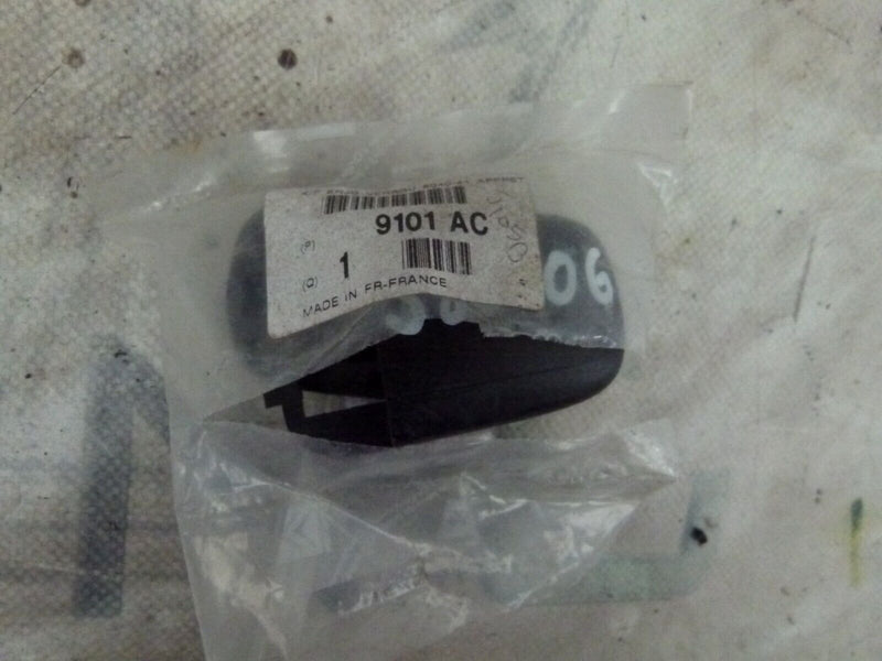 PEUGEOT 307 2003-2005 DOOR HANDLE END CAP COVER GENUINE 9634767577 S80-06
