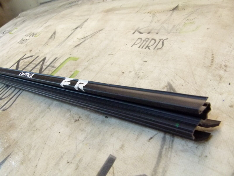 RENAULT CAPTUR 2020-ON FRONT RIGHT DOOR WINDOW GLASS SEAL STRIP 7975