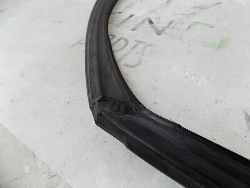 BMW 5 SERIES F10 F11  LEFT (NEARSIDE) FRONT RUBBER SEAL (GLASS) GENUINE 7182273