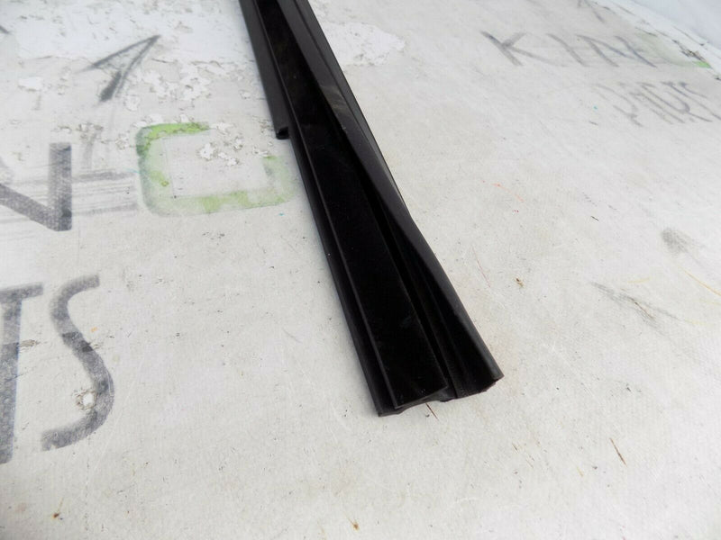 MINI COUNTRYMAN F60 2017-ON FRONT LEFT DOOR RUBBER SEAL 7390093 *1