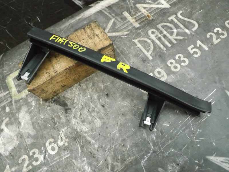 Fiat 500 2008-15 Driver Right O/S Door Window Guide/Slider Part Number 51785844P