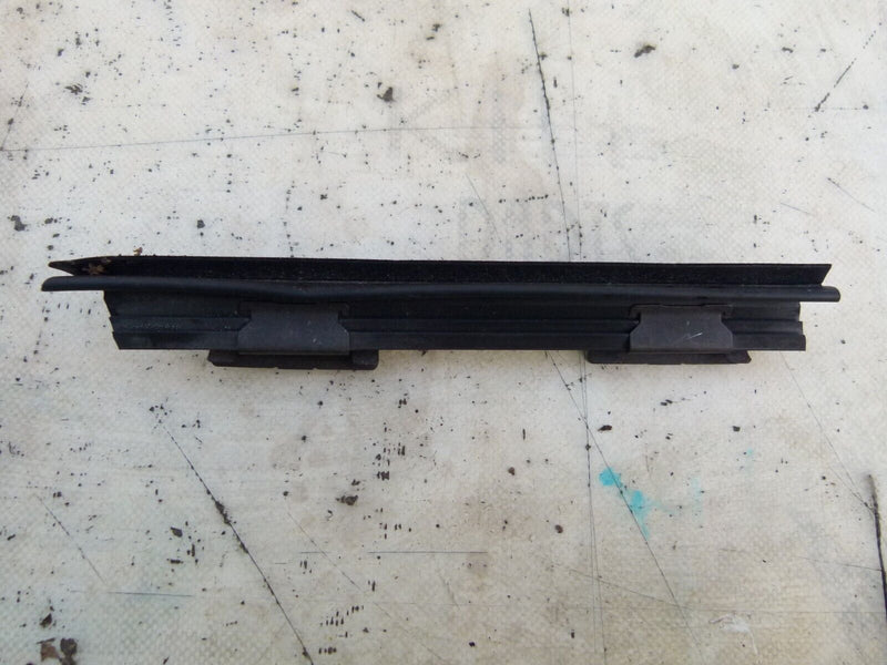 MERCEDES C W204 2007-11 REAR LEFT WINDOW SEALING STRIP GENUINE A2047300524