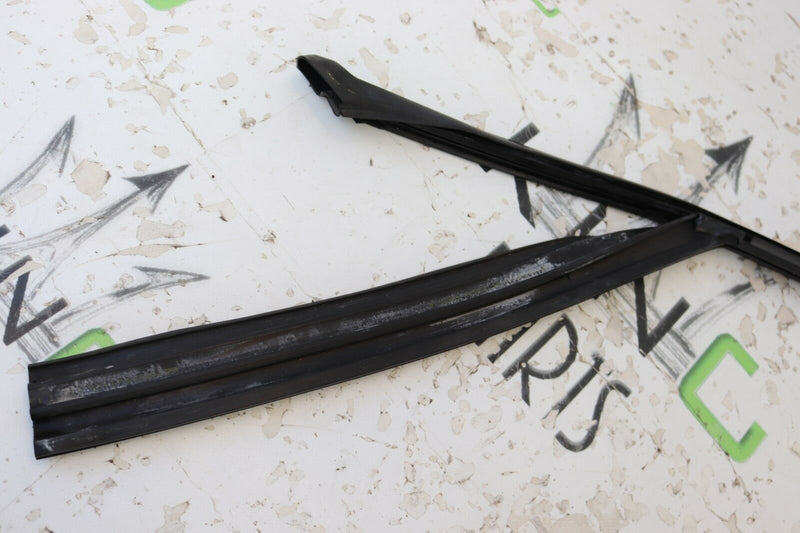BMW 3 SERIES E91 2005-2013 TOURING FRONT RIGHT WINDOW FRAME + SEAL 7060206