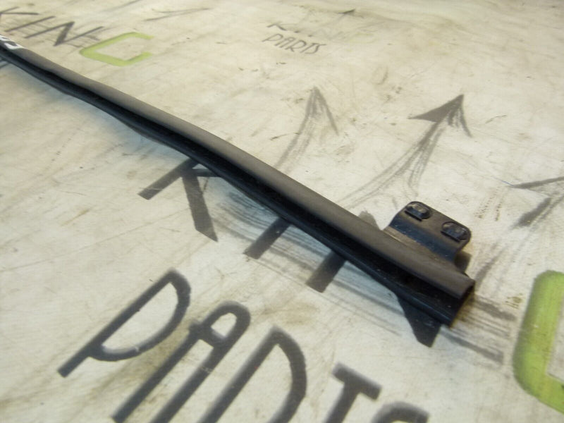 RENAULT CAPTUR 2020-ON FRONT RIGHT DOOR LOWER RUBBER SEAL 808305173R