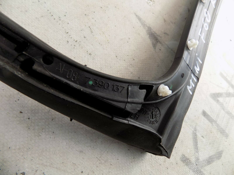 MINI COUNTRYMAN F60 2017-ON REAR LEFT DOOR RUBBER SEAL 7390137 *1